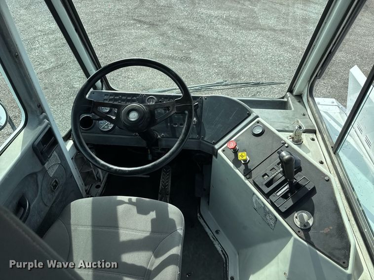 image for item EQ1455 2005 Kalmar 30 yard truck