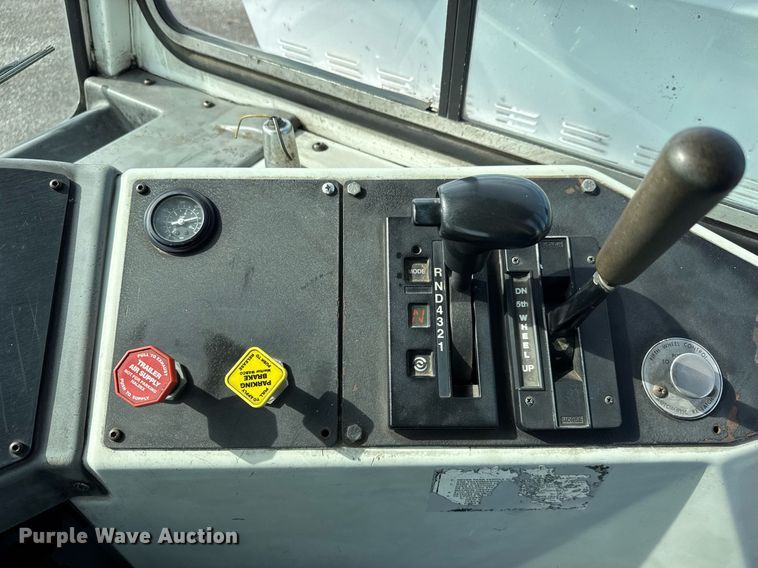 image for item EQ1455 2005 Kalmar 30 yard truck