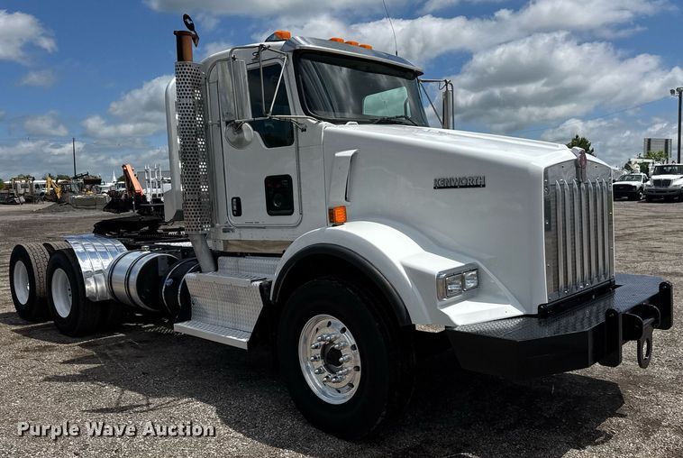 image for item EQ1459 2012 Kenworth T800 semi truck
