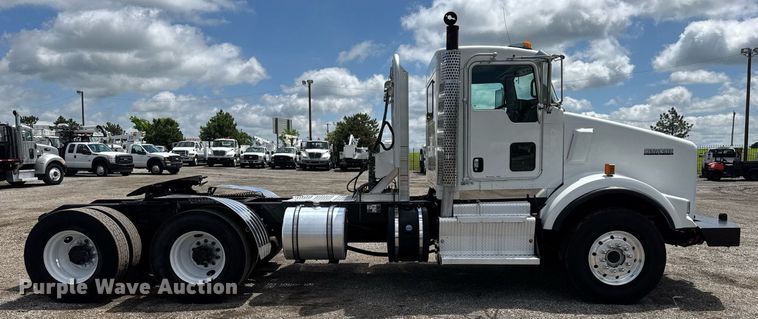 image for item EQ1459 2012 Kenworth T800 semi truck