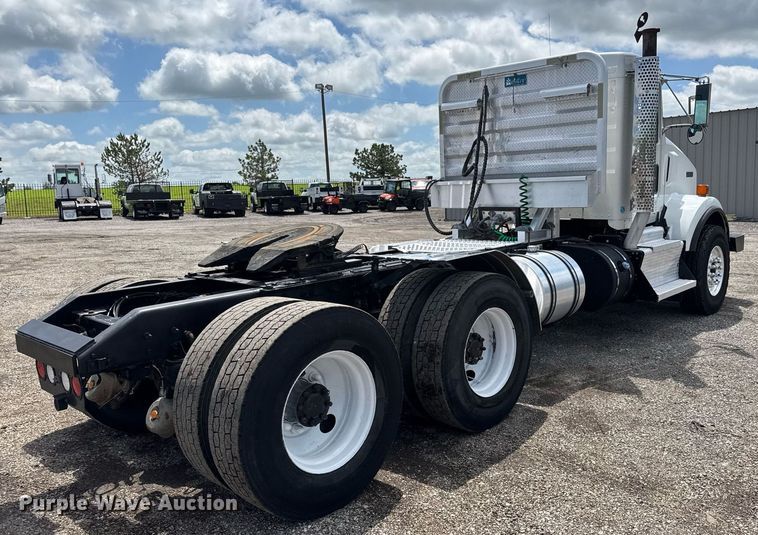 image for item EQ1459 2012 Kenworth T800 semi truck