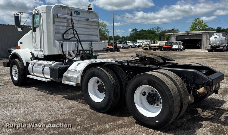 image for item EQ1459 2012 Kenworth T800 semi truck