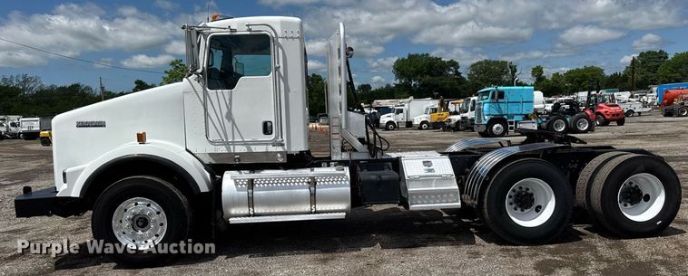 image for item EQ1459 2012 Kenworth T800 semi truck