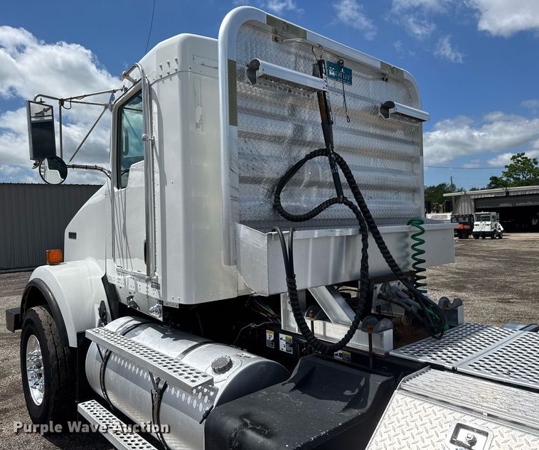 image for item EQ1459 2012 Kenworth T800 semi truck