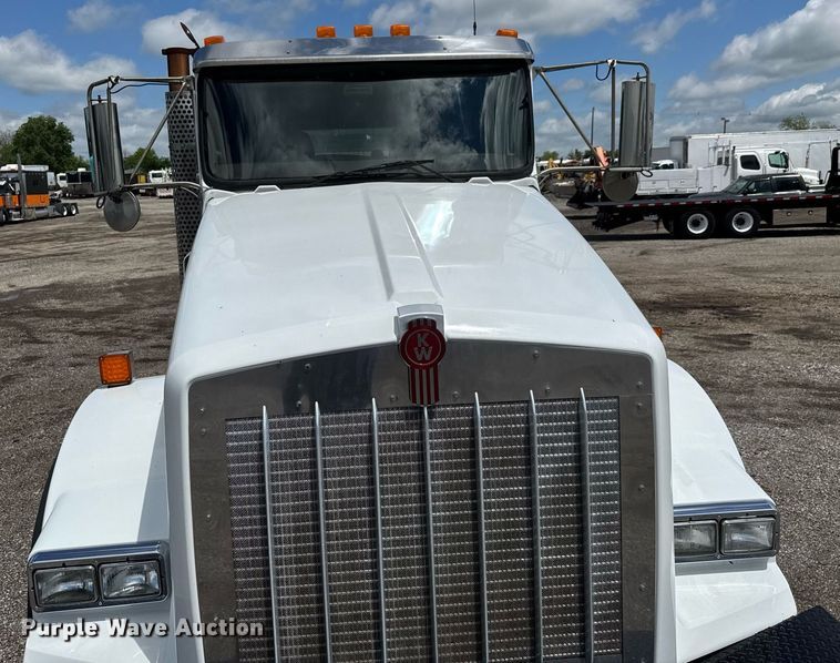 image for item EQ1459 2012 Kenworth T800 semi truck