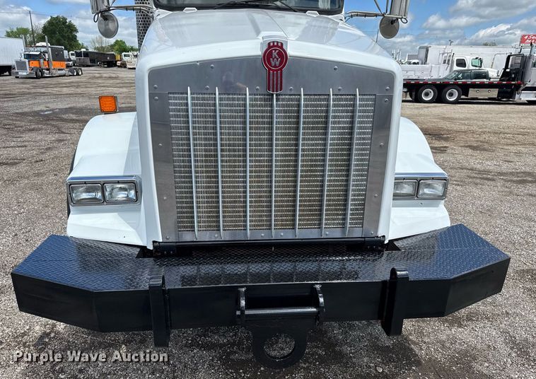 image for item EQ1459 2012 Kenworth T800 semi truck