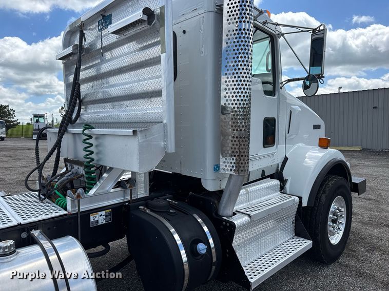 image for item EQ1459 2012 Kenworth T800 semi truck