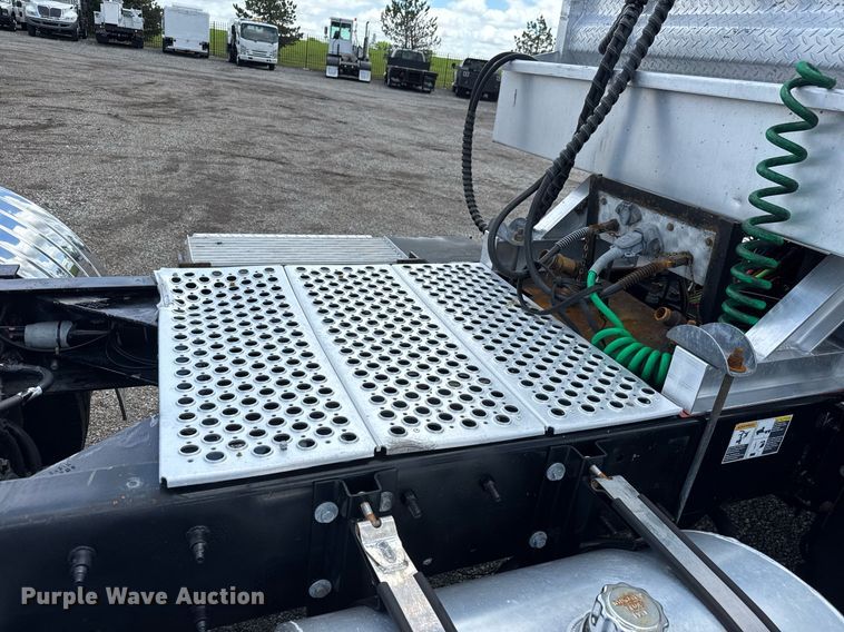 image for item EQ1459 2012 Kenworth T800 semi truck