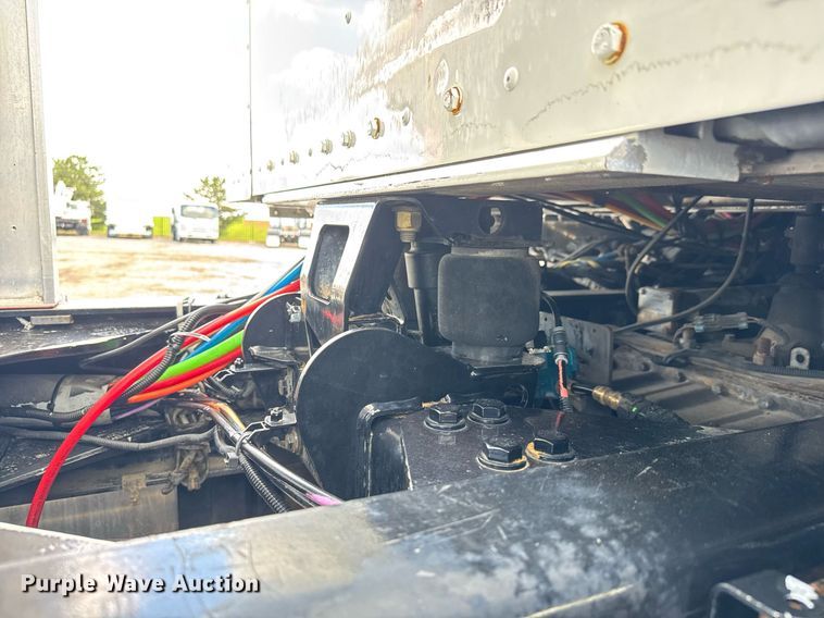 image for item EQ1459 2012 Kenworth T800 semi truck