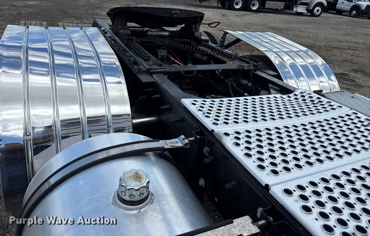 image for item EQ1459 2012 Kenworth T800 semi truck