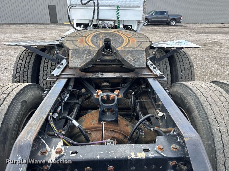 image for item EQ1459 2012 Kenworth T800 semi truck