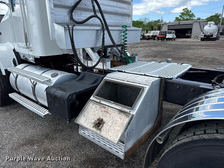 image for item EQ1459 2012 Kenworth T800 semi truck