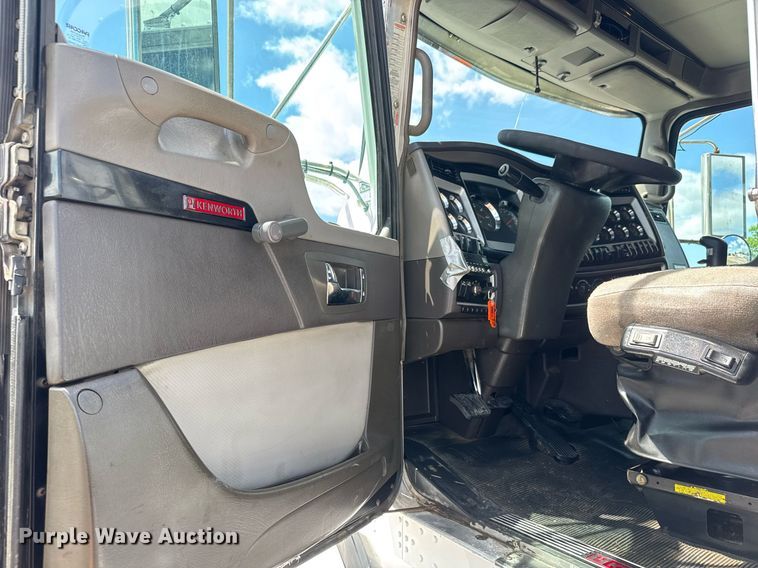image for item EQ1459 2012 Kenworth T800 semi truck