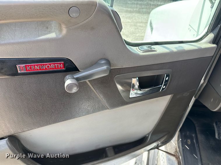 image for item EQ1459 2012 Kenworth T800 semi truck