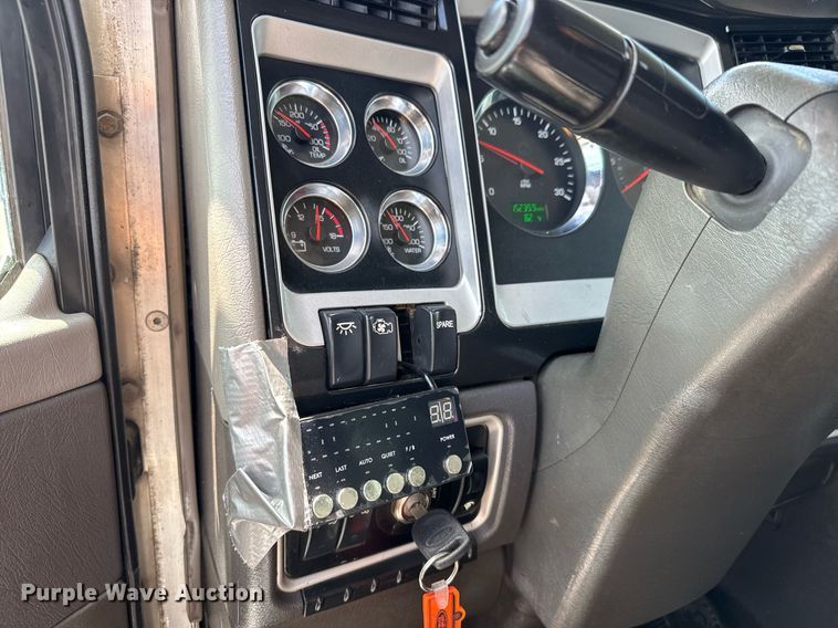 image for item EQ1459 2012 Kenworth T800 semi truck