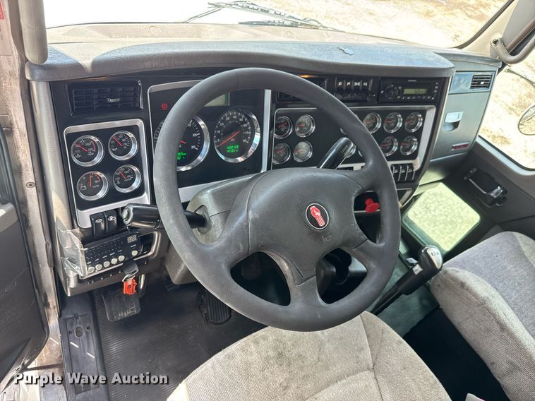 image for item EQ1459 2012 Kenworth T800 semi truck