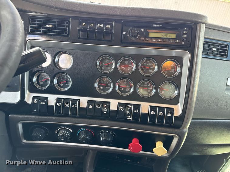 image for item EQ1459 2012 Kenworth T800 semi truck