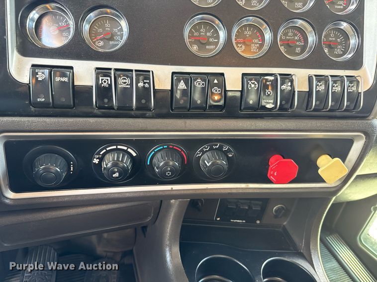 image for item EQ1459 2012 Kenworth T800 semi truck