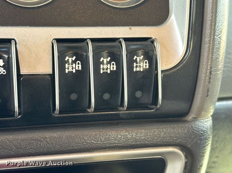 image for item EQ1459 2012 Kenworth T800 semi truck