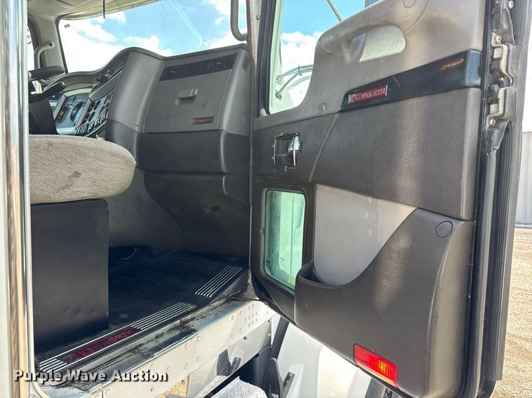 image for item EQ1459 2012 Kenworth T800 semi truck