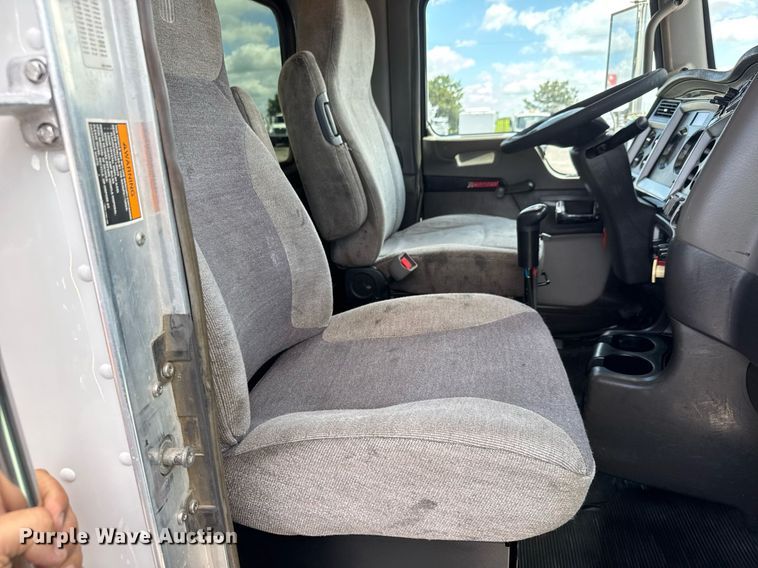 image for item EQ1459 2012 Kenworth T800 semi truck