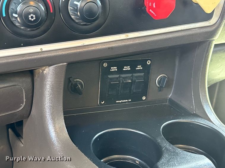 image for item EQ1459 2012 Kenworth T800 semi truck