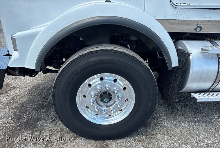 image for item EQ1459 2012 Kenworth T800 semi truck