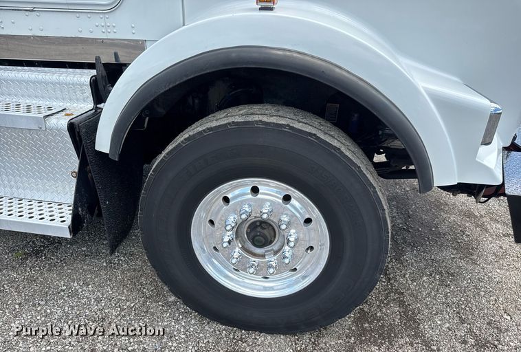 image for item EQ1459 2012 Kenworth T800 semi truck