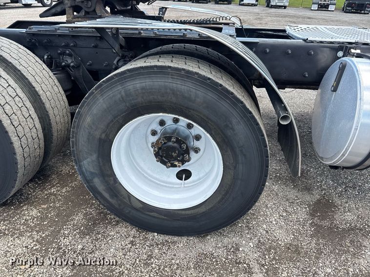 image for item EQ1459 2012 Kenworth T800 semi truck