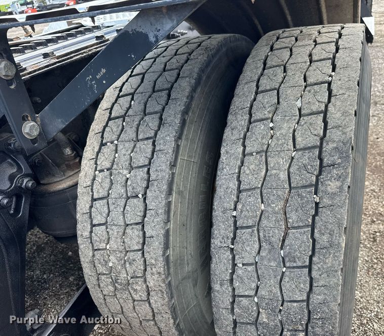 image for item EQ1459 2012 Kenworth T800 semi truck