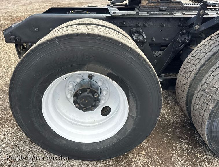 image for item EQ1459 2012 Kenworth T800 semi truck