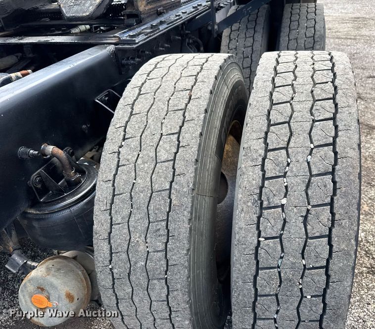 image for item EQ1459 2012 Kenworth T800 semi truck