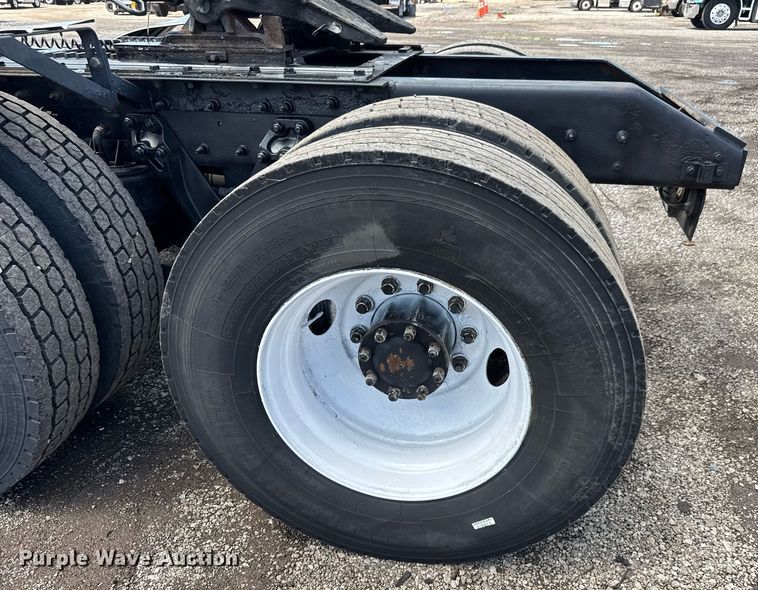 image for item EQ1459 2012 Kenworth T800 semi truck