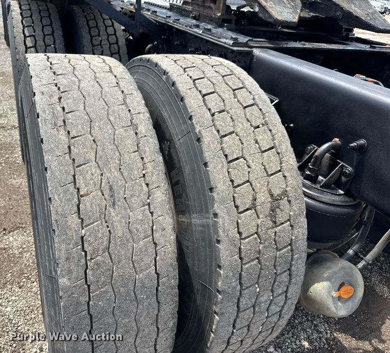 image for item EQ1459 2012 Kenworth T800 semi truck