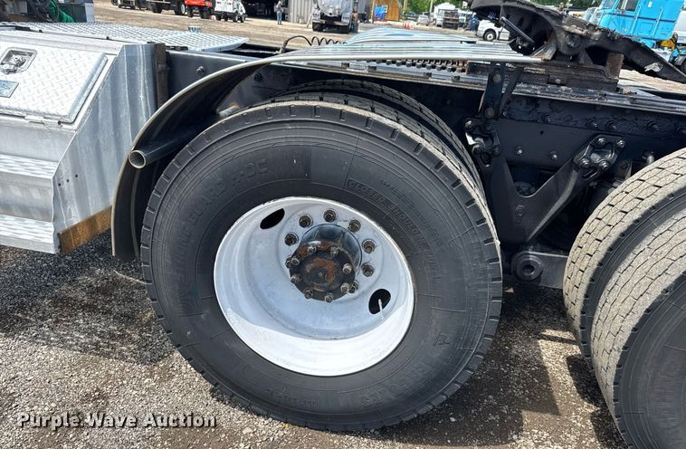 image for item EQ1459 2012 Kenworth T800 semi truck