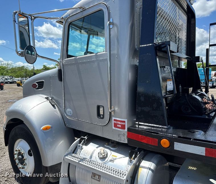 image for item EQ1464 2010 Peterbilt 340 rollback truck