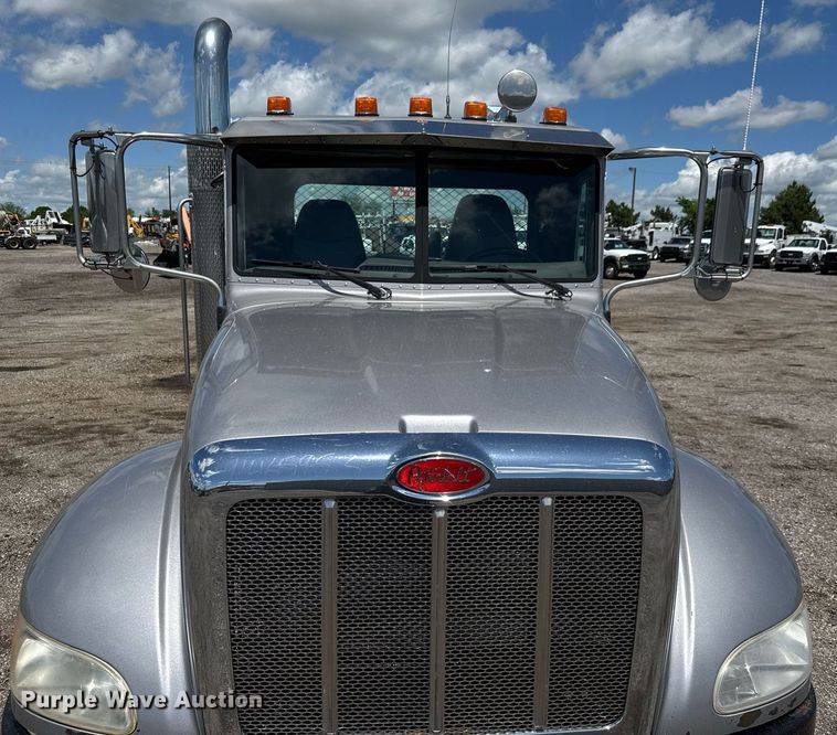 image for item EQ1464 2010 Peterbilt 340 rollback truck