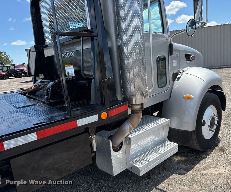 image for item EQ1464 2010 Peterbilt 340 rollback truck