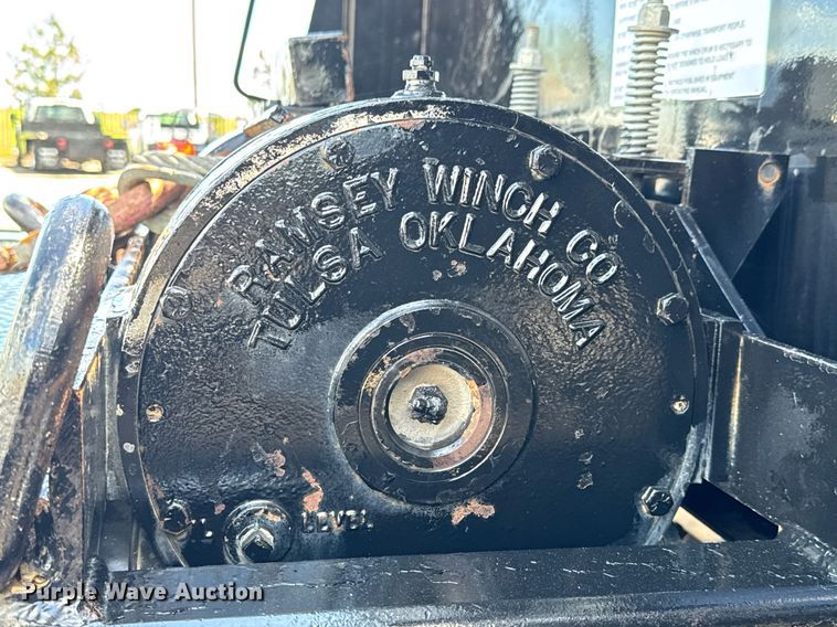 image for item EQ1464 2010 Peterbilt 340 rollback truck