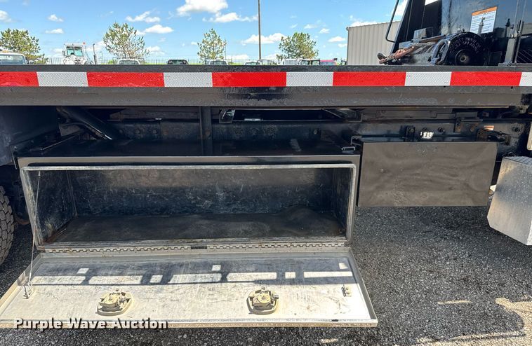 image for item EQ1464 2010 Peterbilt 340 rollback truck