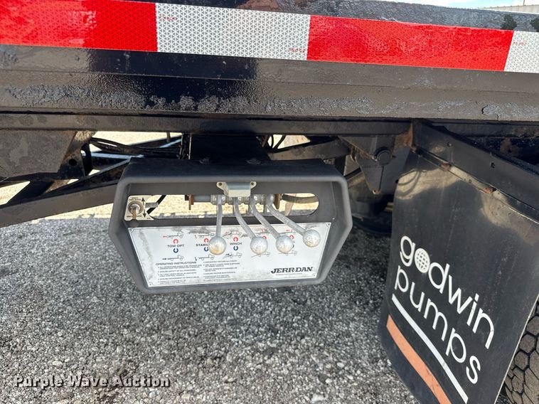 image for item EQ1464 2010 Peterbilt 340 rollback truck