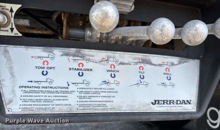 image for item EQ1464 2010 Peterbilt 340 rollback truck