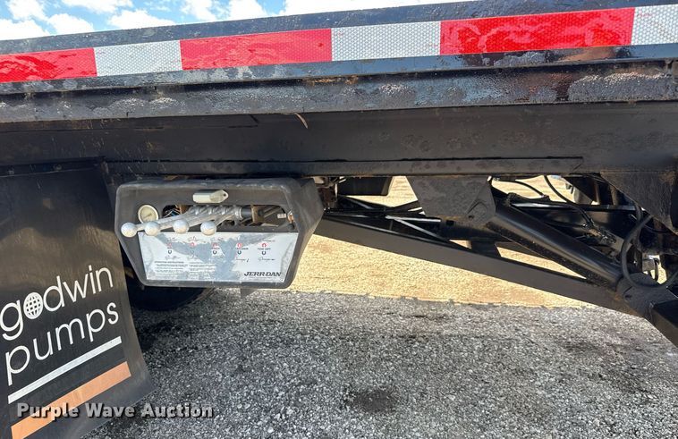 image for item EQ1464 2010 Peterbilt 340 rollback truck