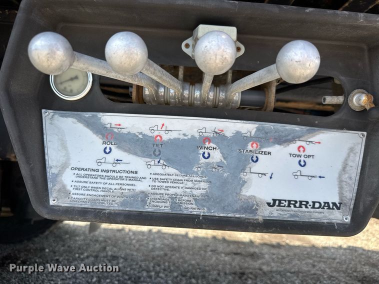 image for item EQ1464 2010 Peterbilt 340 rollback truck