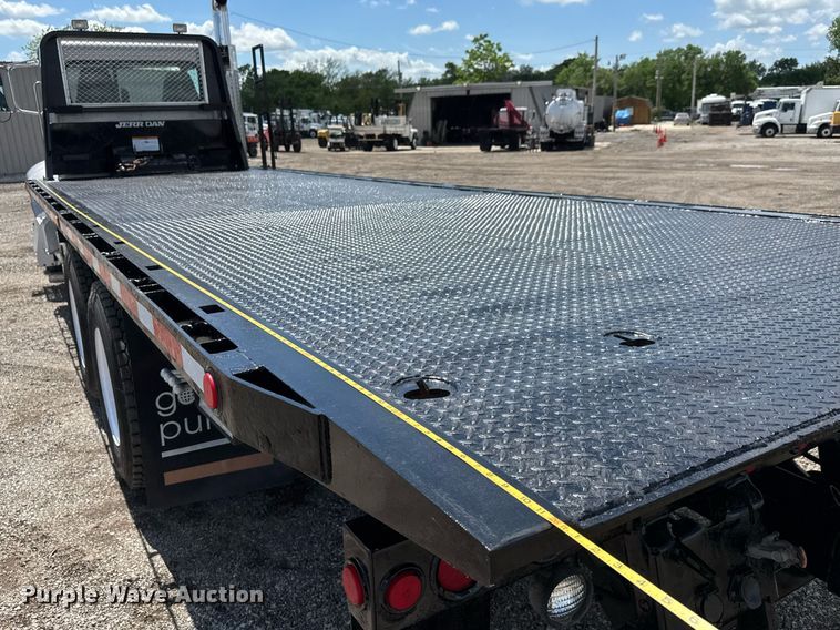 image for item EQ1464 2010 Peterbilt 340 rollback truck