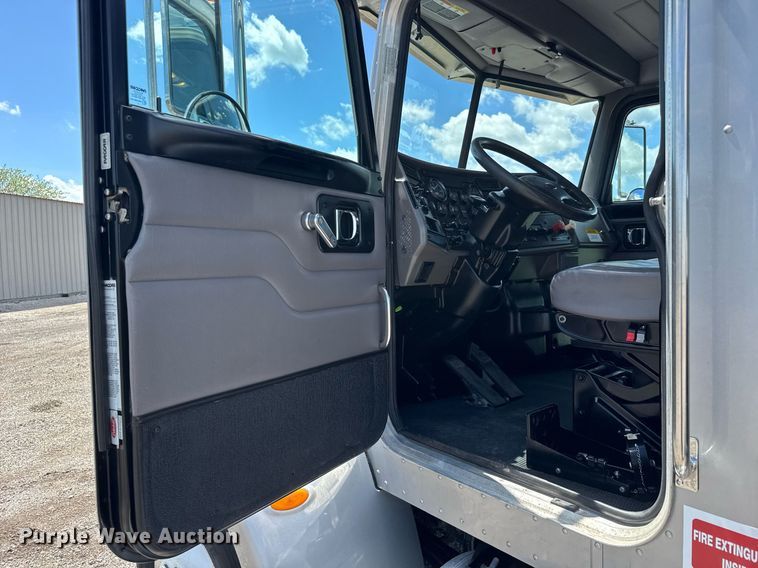 image for item EQ1464 2010 Peterbilt 340 rollback truck