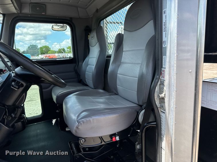 image for item EQ1464 2010 Peterbilt 340 rollback truck