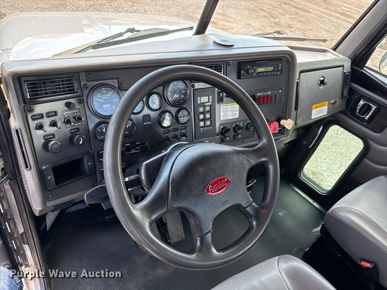 image for item EQ1464 2010 Peterbilt 340 rollback truck