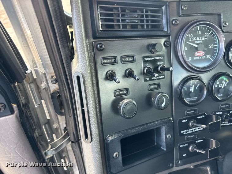 image for item EQ1464 2010 Peterbilt 340 rollback truck