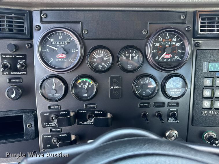 image for item EQ1464 2010 Peterbilt 340 rollback truck